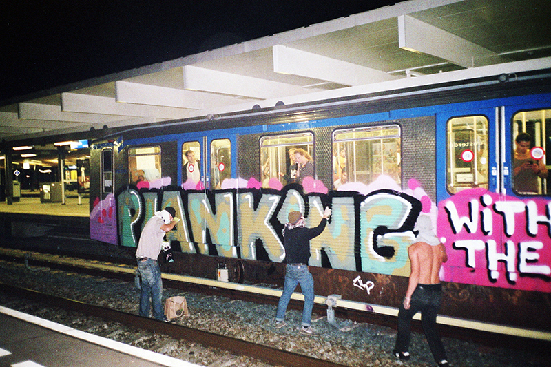 backjump brake amsterdam subway graffiti planking with the stars