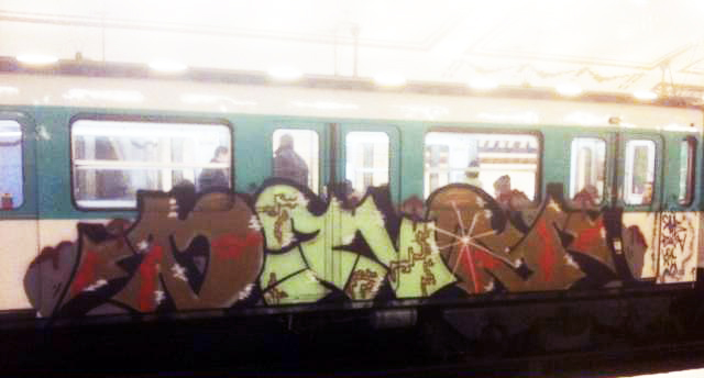 dins paris subway graffiti in traffic