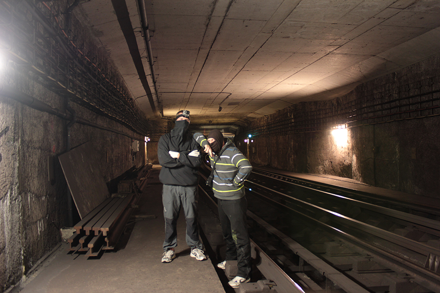 paris subway graffiti tunnel pose