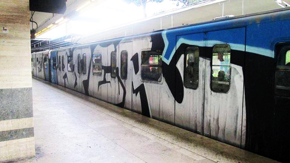 graffiti subway wholecar traffic rome italy aper