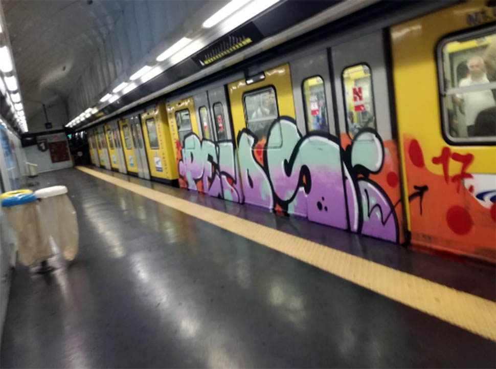 graffiti train subway writing metro naples italy petos running 2017